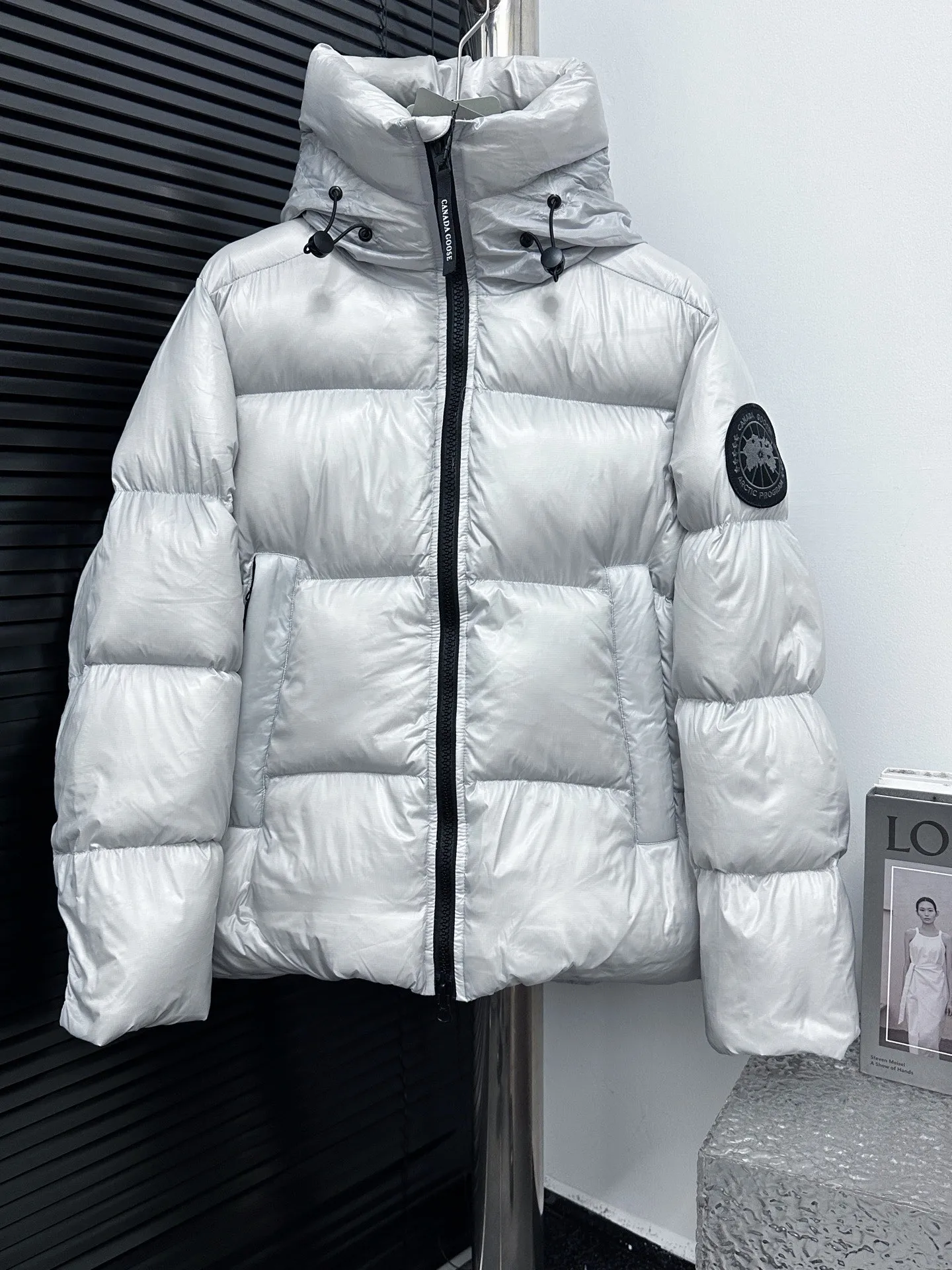 【𝘾𝘼𝙉𝘼𝘿𝘼 𝙂𝙊𝙊𝙎𝙀】Canada Goose Limited New Arrival Crofton Puff Down Jacket Top version, ceiling level Crofton soft bread, the latest in 2024 Arrival style, with cold protection effect up to level 4, using recycled Feather-Light tear-resistant fabric, super Lightweight, no weight-bearing feeling on the upper body at all! The unique black label highlights your temperament‼ ️ Canada Goose, a Canadian brand, has always been recognized as the warmest down jacket. Various Instagram celebrities, Internet celebrities, and celebrities often wear it for street photos. I make Canada Goose every year, but I still can't get rid of my love for it. No matter how cold the days are, there is no need to be afraid, because there is! Filled with 90% white duck down, it is the legendary warmest down jacket and is known as a must-have for Arctic outdoor sports! The most popular down jacket in the world, celebrities are rushing to buy it, it is a must-have! Sizes: S~XXL